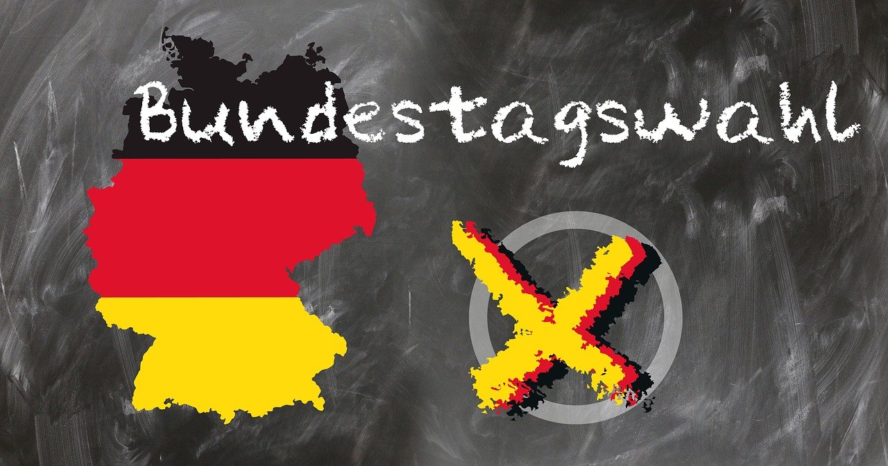 Kartenausschnitt der Deutschland zeigt in Schwarz, Rot, Gold ausgemalt. Ein Kreuz und der Schriftzug Bundestagswahl.