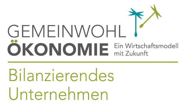2 stilisierte fliegende Löwenzahnsamen + Gemeinwohlökonomie - Bilanzierendes Unternehmen.