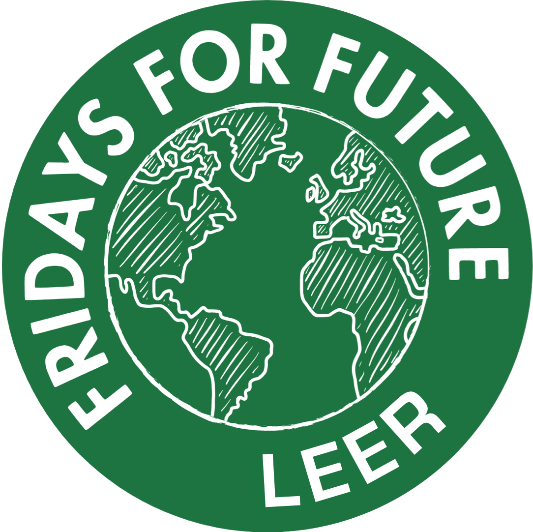 Fridays For Future Logo - Gezeichnete, flache Erdscheibe in Grün mit weißen Schraffierungen für die Konturen und umrundet von dem Text Fridays For Future Leer.